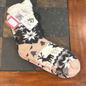 NEW! Muk Luks Grey and Pink. Slipper/socks size L/XL 8.5-11.